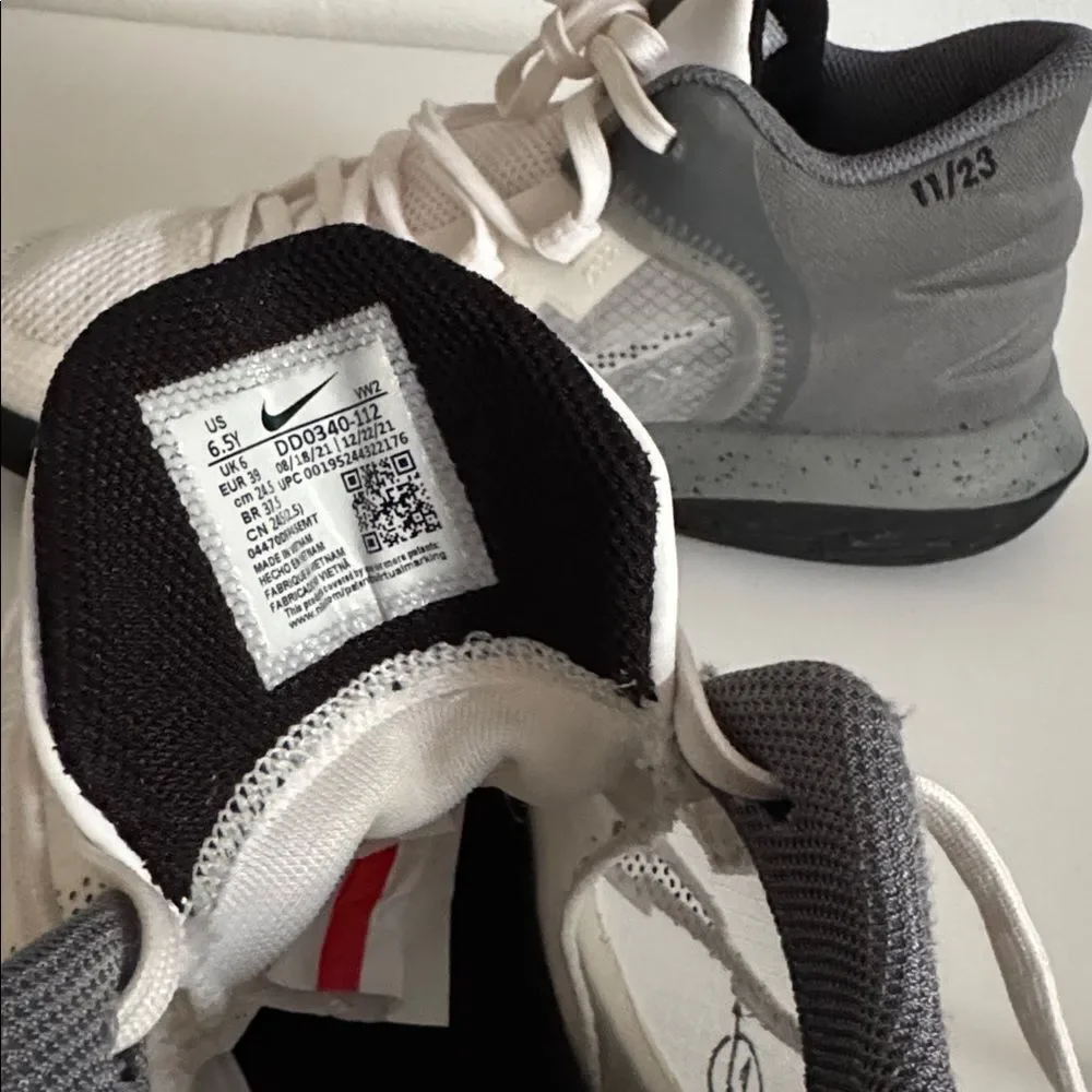Nike Boys Kyrie Flytrap 5 DD0340-112 White Basketball EUC
